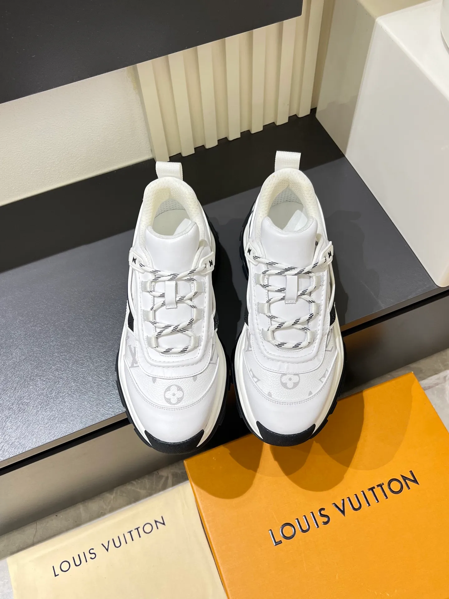 p600 "LOUI* VUITTO*" popular men's casual shoes, genuine development in Italy 💯Purchasing level quality ✔️The upper is made of first-layer cowhide, comfortable and soft sheepskin feet ⚡️ Fashionable and versatile, the toe last shape is firm and full, the soles are made from original LV molds and can be freely entered and exited the counter. Light and comfortable on the feet~Purely handmade, details determine quality! Size:39-44!